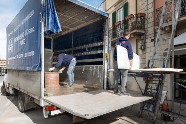 Fratini Bruno facchini caricano camion per trasloco