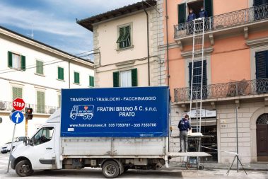 Fratini Bruno facchini caricano camion per trasloco